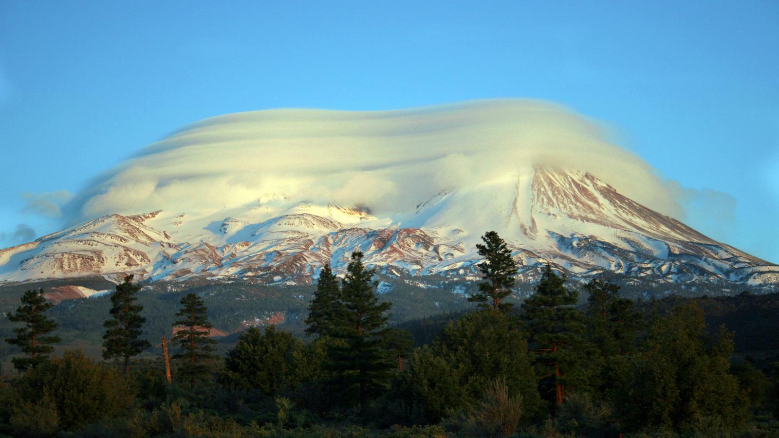 Лентикулярные облака на камчатке фото